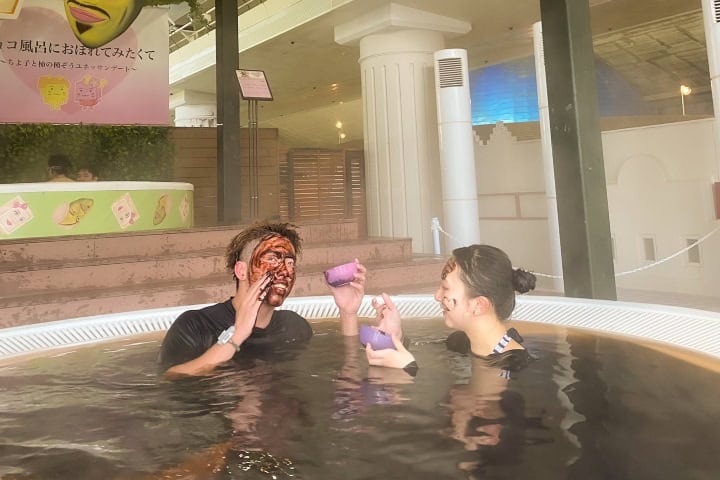 11. Baño de jarabe de chocolate en Yunessun (solo se realiza una vez al mes). Foto – @boxhappy_yns (X)
