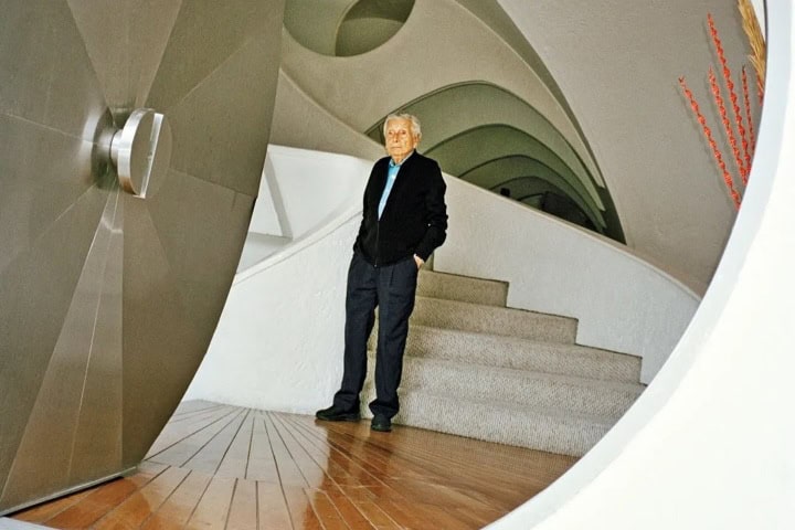 11. Agustín Navarro en la entrada de la Casa de Amalia Hernández. Foto - @industrialkonzept (Threads)