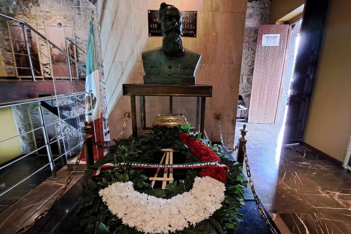 11. Busto y urna de Venustiano Carranza en Xicotepec, con corona de flores, 2025. Foto - Nelly Castillo