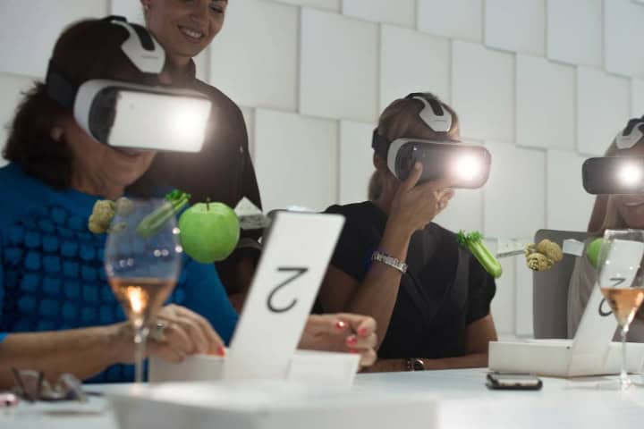 11. Comensales en experiencia de Realidad Virtual. Foto - Sublimotion (Facebook)
