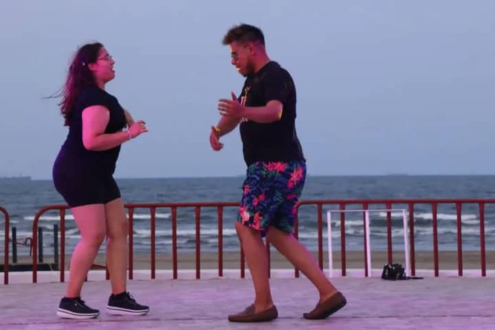 11. Visitantes en el Salsa Fest 2023, con el mar de Veracruz de fondo. Foto - SalsaFest Veracruz (Facebook)