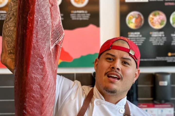12. Chef Nando Chang sosteniendo pescado. Foto - @nandochang_ (Instagram)
