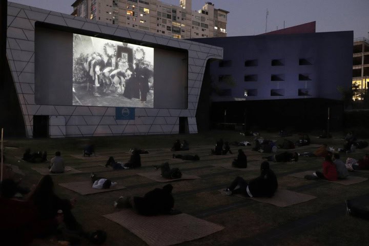 12. Proyección de la película Cuartelazo en el foro al aire libre. Foto - Alamy