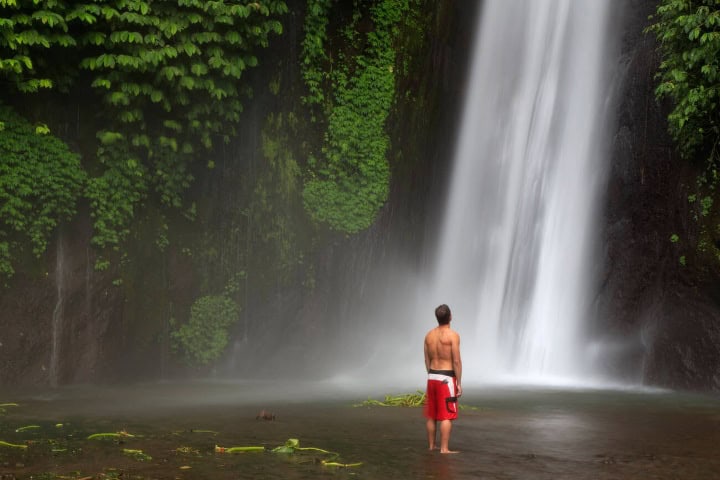 12. Viajero en las montañas centrales de Bali. Foto - Alamy