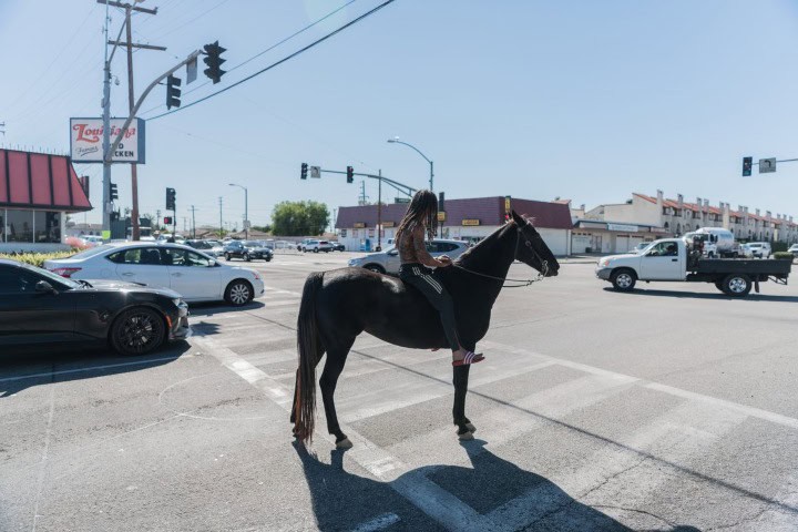 12. Persona montando un caballo en Compton. Foto - Atlas Oscura
