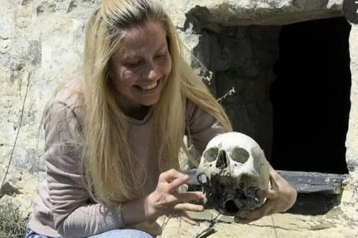 12. Viajera tomándose una foto con un cráneo en Dargavs; se le penalizo con una multa. Foto - Комсомольская правда (Komsomolskaya Pravda)