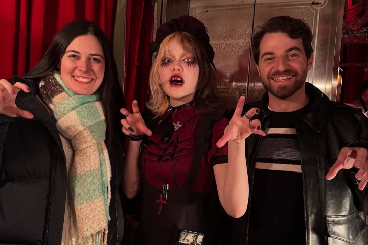 12. Visitantes con vampira en Vampire Café. Foto - @dorian_calleja (Instagram)