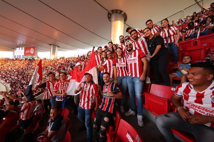 12. Afición de las Chivas en el Akron. Foto - @EstadioAKRON (X)