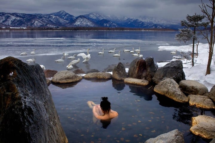 13. Mujer en un onsen al aire libre en el lago Kussharo, en el Parque Nacional Akan. Foto - Alamy