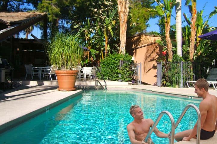 13. Pareja en la piscina del resort Triangle Inn en Palm Springs. Foto - Palm Springs Small Hotels