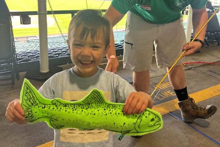 13. Niño con trucha de esponja en práctica de pesca. Foto - Phil Iwane (Facebook)