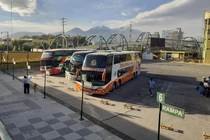 13. Autobuses en la Central Terrestre de la calle Arturo Ibáñez, 130, Perú. Foto - aldo nacor C.T. (Google)
