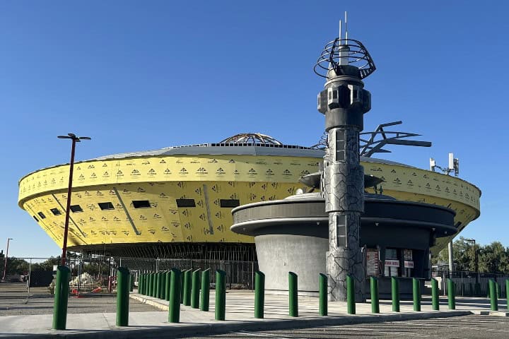 13. The UFO Hotel en construcción. Foto - @AmericaJR (X)