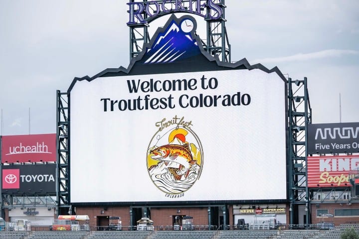14. Anuncio del Troutfest Colorado en la pantalla del estadio Coors Field. Foto - Colorado Trout Unlimited (Facebook)