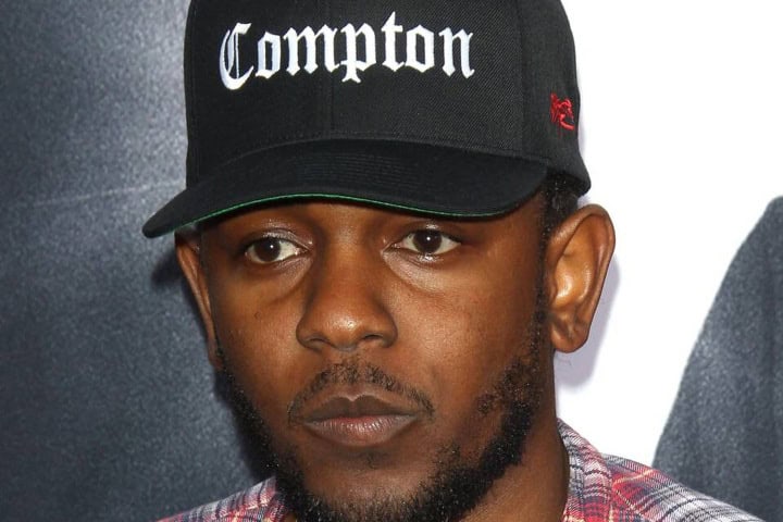 14. Kendrick Lamar con gorra de Compton en el estreno de la película Straight Outta Compton. Foto - Alamy