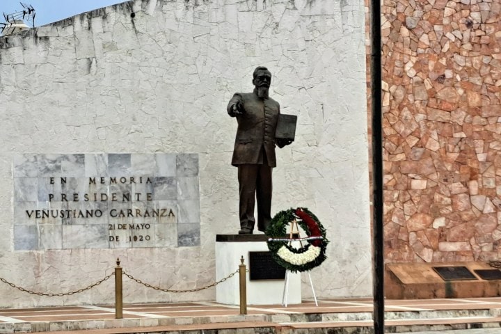 14. Estatua de Venustiano Carranza con corona de flores, 2025. Foto - Nelly Castillo
