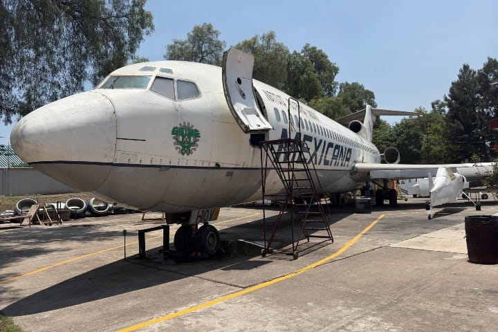 14. Avión en ESIME Ticomán. Foto - Aldo Mendoza