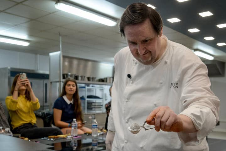 14. Philippe Conticini cocinando. Foto - Madame Figaro
