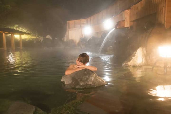 14. Mujer en baño onsen exterior de Sainokawara. Foto - Balneario Paracuellos de Jiloca