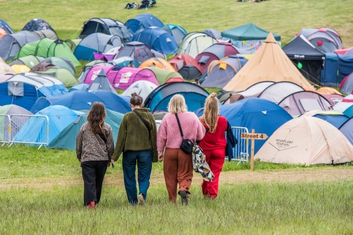 15. Zona de camping en Heartland. Foto - 100 Days and Nights