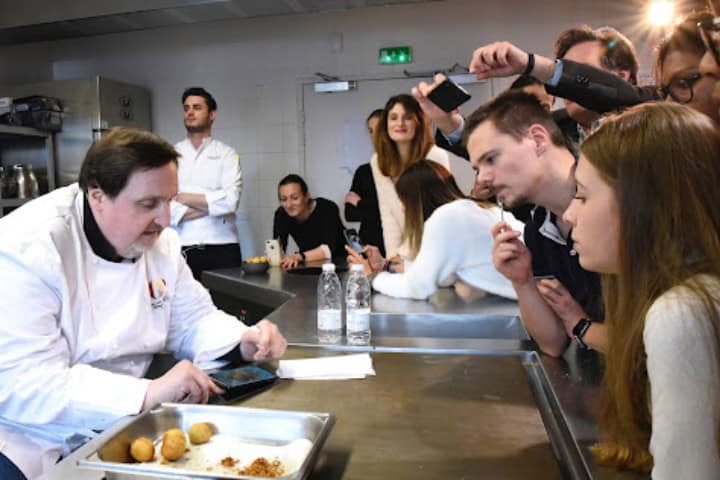 15. Philippe Conticini dando una demostración de cocina. Foto - Le Meilleur de Bordeaux