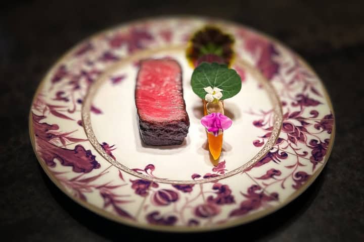 15. Carne Wagyu A5 Borracho servida en Konro. Foto - @konrorestaurant (Instagram)