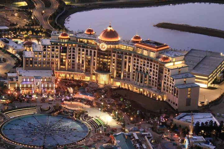 16. Universal Helios Grand Hotel. Foto - attractioninsight (Threads)