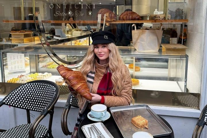 16. Visitante con croissant XL de Philippe Conticini. Foto - yana_cali (Instagram)