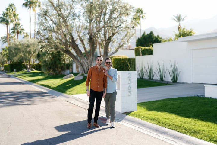 16. Pareja en las calles de Palm Springs. Foto - Clarisse Rae