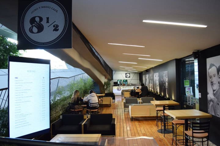 16. Cafetería en el patio 8 ½. Foto - @CinetecaMexico (X)