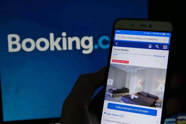 16. Busqueda de hoteles en Booking.com. Foto - Alamy
