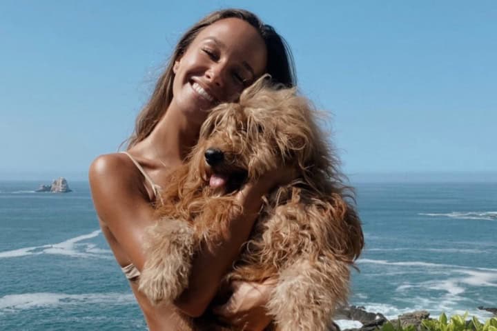 17. Mujer con su mascota en Cala de Mar. Foto - Cala de Mar Ixtapa - Guerrero, Mexico (Facebook)