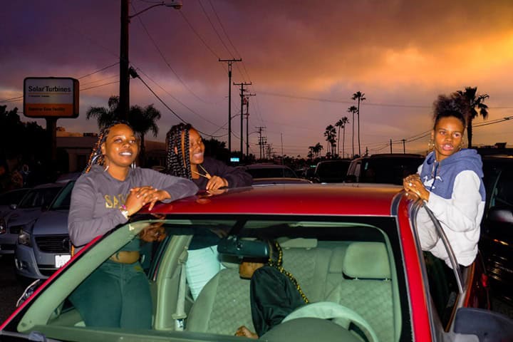 17. Chicas en lowrider paseando por Broadway, Compton. Foto - Cultured Magazine