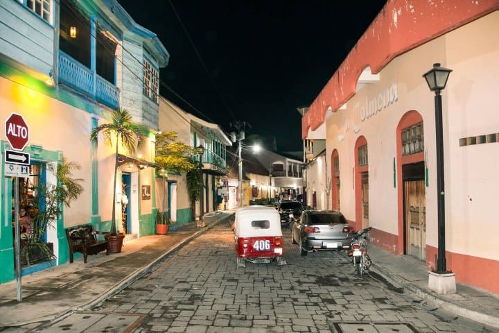 18. Calle nocturna en la Isla de Flores, Guatemala. Foto - Alamy