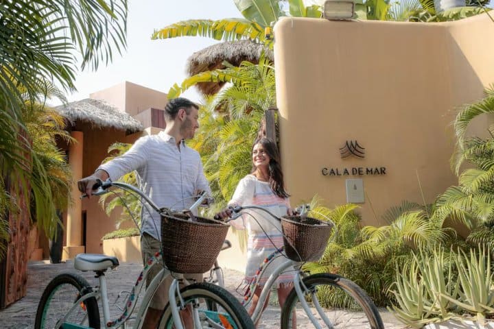 18. Viajeros en la entrada de Cala de Mar. Foto - Cala de Mar (Expedia)
