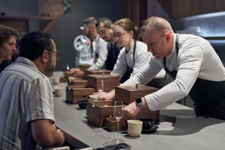 19. Chef Ryan Ratino y su equipo durante la celebración de Acción de Gracias en Ômo by Jônt. Foto - @homobionte (Instagram)