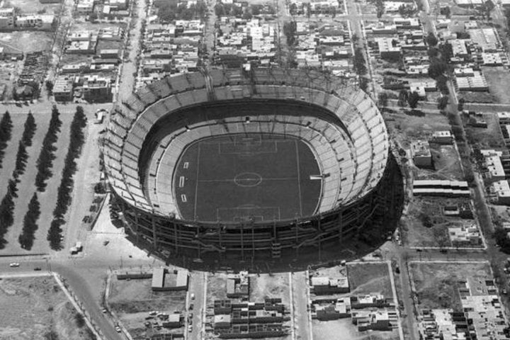2. Estadio Jalisco en los años 70, cuando aún no tenía techo. Foto - @MXESTADIOS (X)