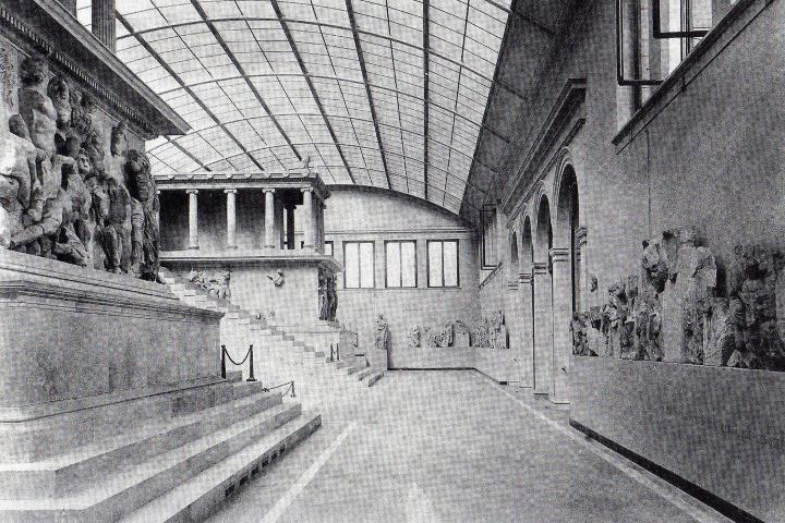 2. Altar de Pérgamo en un edifico temporal. Foto - Wikimedia Commons