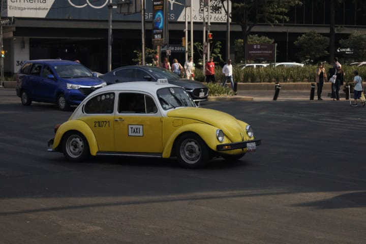 2. Vocho de taxi amarillo fotografiado en la Ciudad de México, 2025. Foto - Gus Espinosa