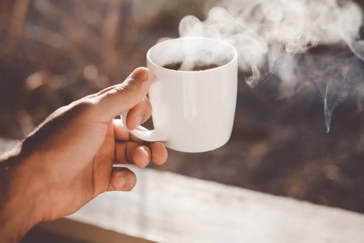 2. Mano con taza de café. Foto - Clay Banks (Unsplash)