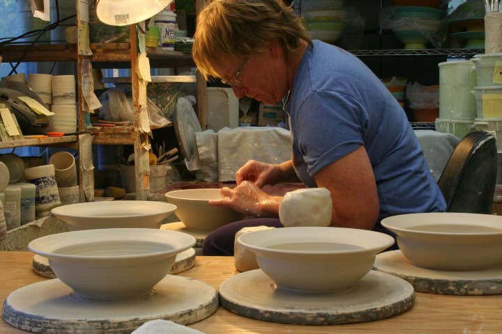2. Marge Margulies, artista participante en el Festival de las Artes de Cherry Creek, 2024. Foto - CherryArts (Facebook)