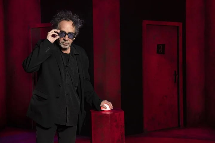 2. Tim Burton en su exhibición. Foto – timburtonexhibition.com