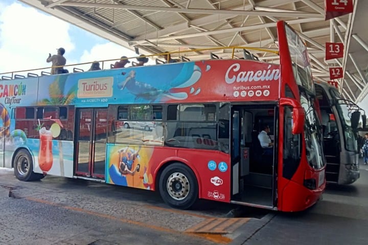 2. Autobús de Turibus en la Terminal ADO. Foto - Turibus Cancún (Facebook)