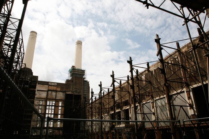 2. Cavidad hueca en el interior de la Central Eléctrica de Battersea durante su estado de abandono. Foto - Alamy