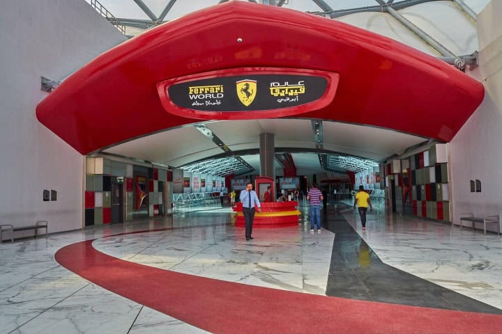 2. Ferrari World en la isla de Yas. Foto - Alamy
