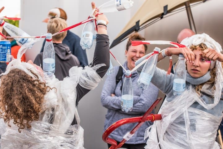 2. Arte con botellas en el Festival Heartland. Foto - 100 Days and Nights