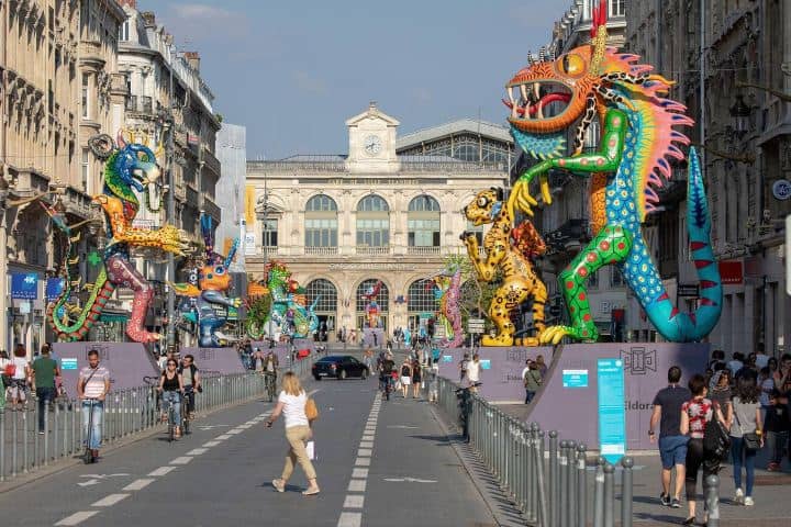 2. Alebrijes mexicanos en la calle Faidherbe, Lille, Francia, durante el Festival mexicano El Dorado. Foto - Alamy
