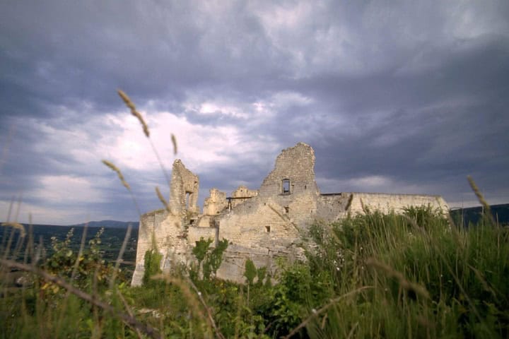 2. Ruinas del Castillo de Lacoste. Foto - Getty Images
