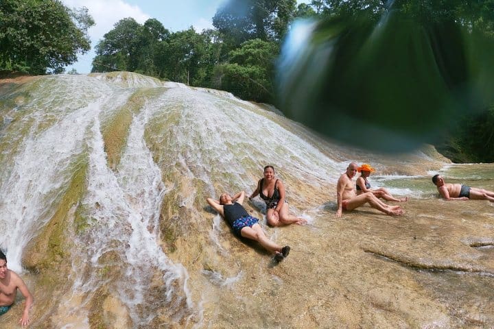 21. Viajeros de Rehiletes en la Cascada Roberto Barrios. Foto - Rehiletes