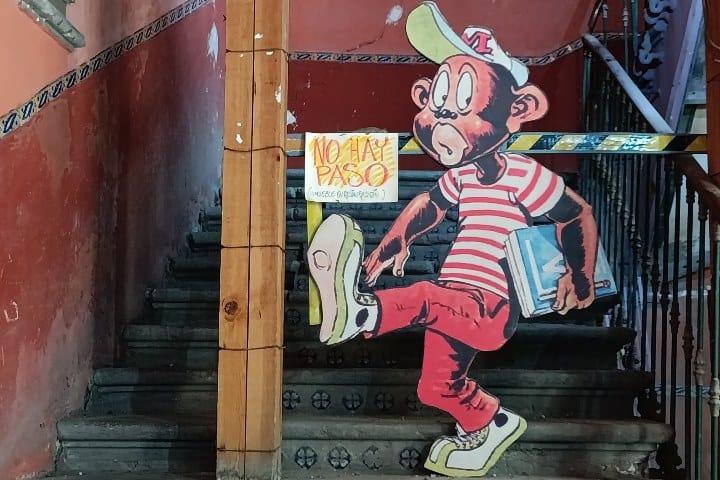 28. Ilustración de Memín Pinguín evitando acceso a un área del museo. Foto - Salvador Castro